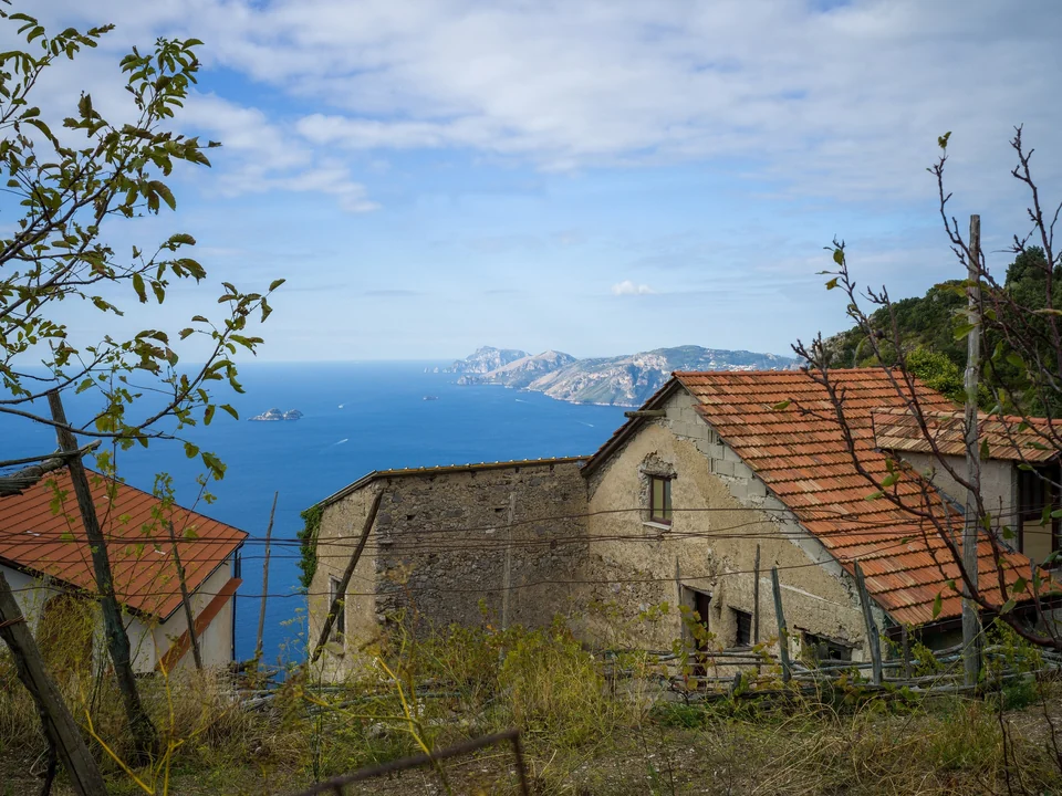 Ein Wanderpfad entlang der Klippen auf dem Sentiero degli Dei oberhalb der Amalfiküste in Italien