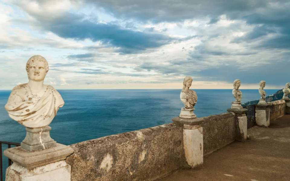 Die Terrasse der Unendlichkeit an der Villa Cimbrone in Ravello mit Marmorbüsten und Meerblick, Amalfiküste