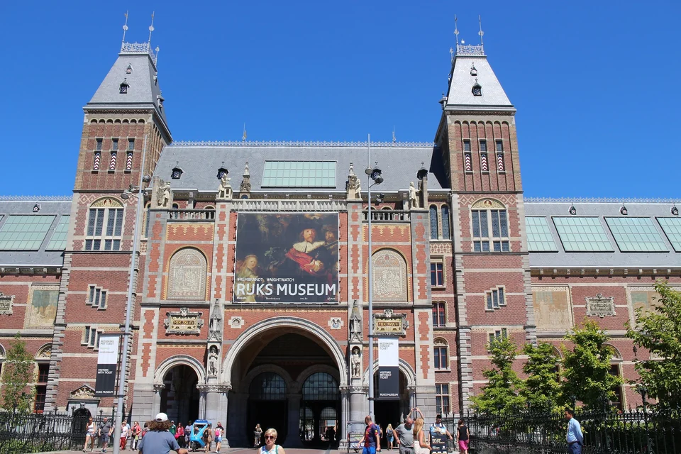 Die rote Backstein-Südfassade des Rijksmuseums in Amsterdam unter blauem Himmel