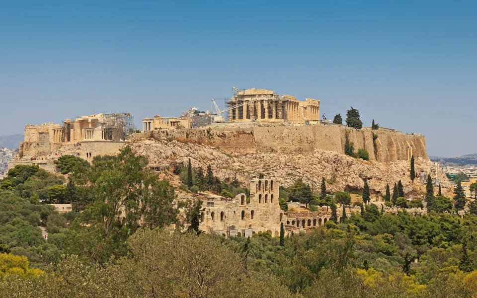 La Acrópolis y el Partenón sobre los tejados de Atenas, vistos desde la colina de Filopapo