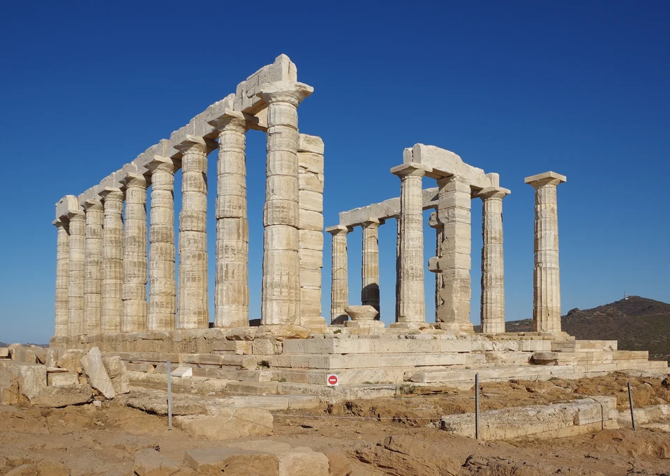 Columnas de mármol blanco del templo de Poseidón sobre los acantilados del cabo Sunion, frente al mar