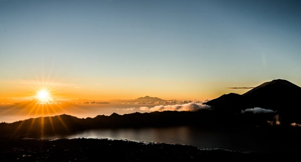 Sonnenaufgang über dem Batur-See und dem Mount Agung, gesehen vom Kraterrand des Mount Batur, Bali