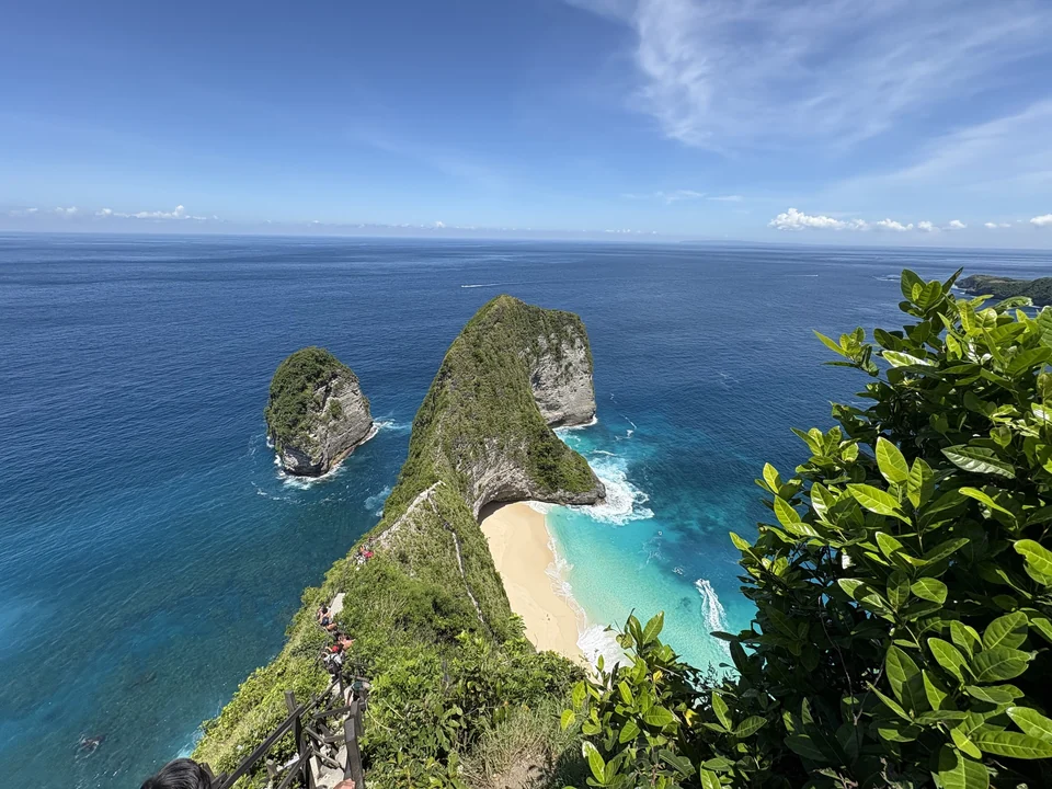 Kelingking Beach auf Nusa Penida mit seiner dinosaurierförmigen Klippe über blauem Wasser