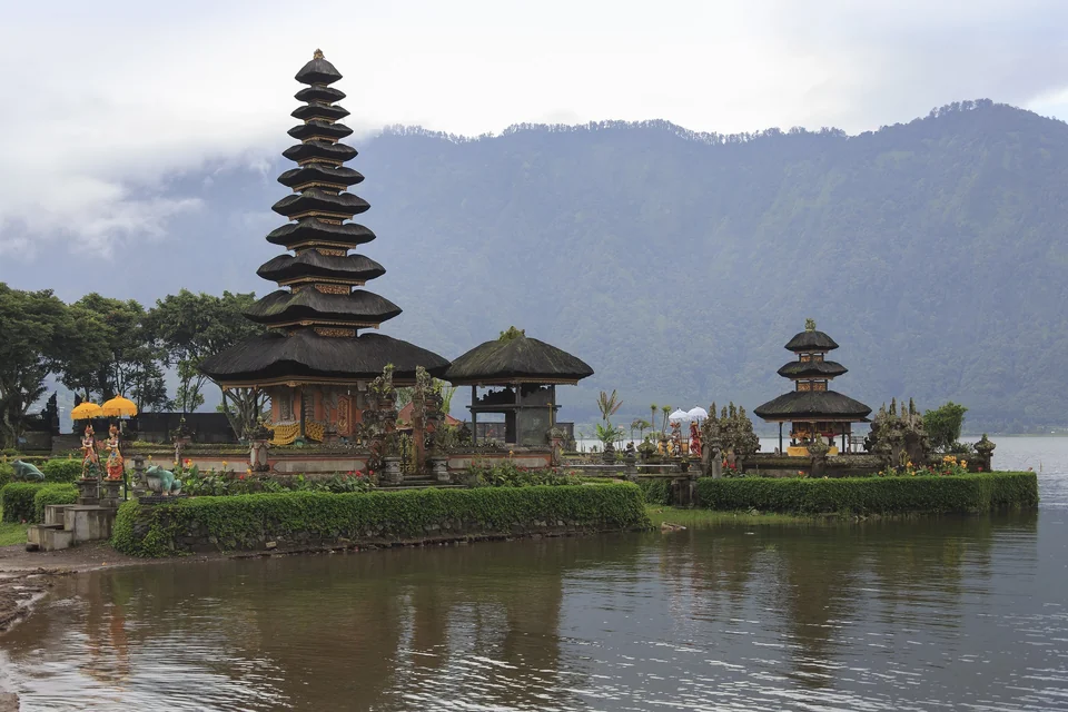 Pura Ulun Danu Beratan, ein hinduistischer Wassertempel mit gestaffelten Meru-Schreinen am Beratan-See im Hochland von Bali