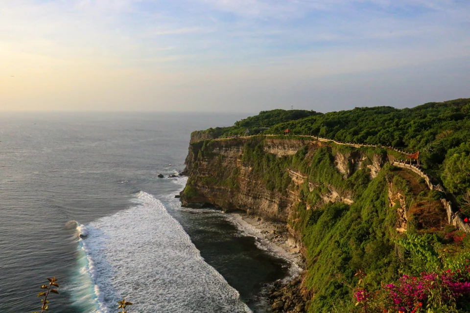 Kalksteinklippen und türkisfarbenes Meer unterhalb des Pura Luhur Uluwatu auf der Halbinsel Bukit, Bali