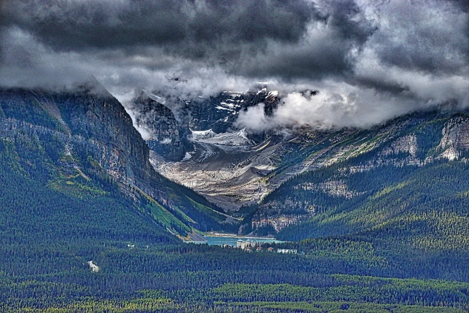 Lake Louise with the Fairmont Chateau at its shore and the Victoria Glacier above in Banff National Park