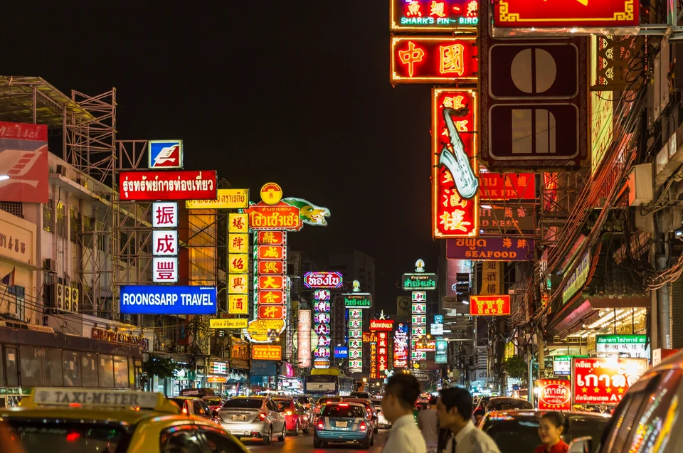 Neonschilder und Menschenmengen an der Yaowarat Road in Bangkoks Chinatown bei Nacht