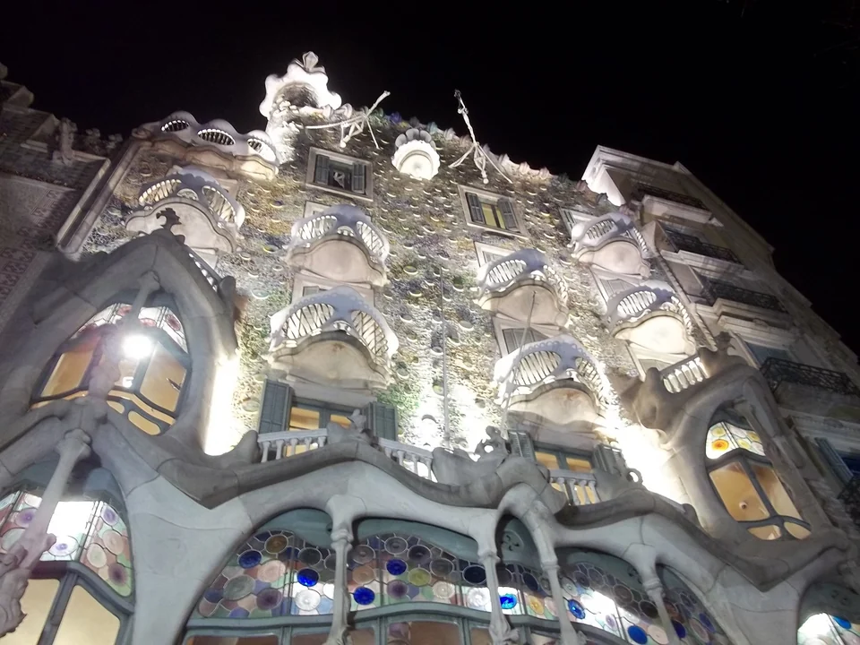 Fachada de mosaico y balcones de la Casa Batlló de Gaudí en el Passeig de Gràcia, Barcelona