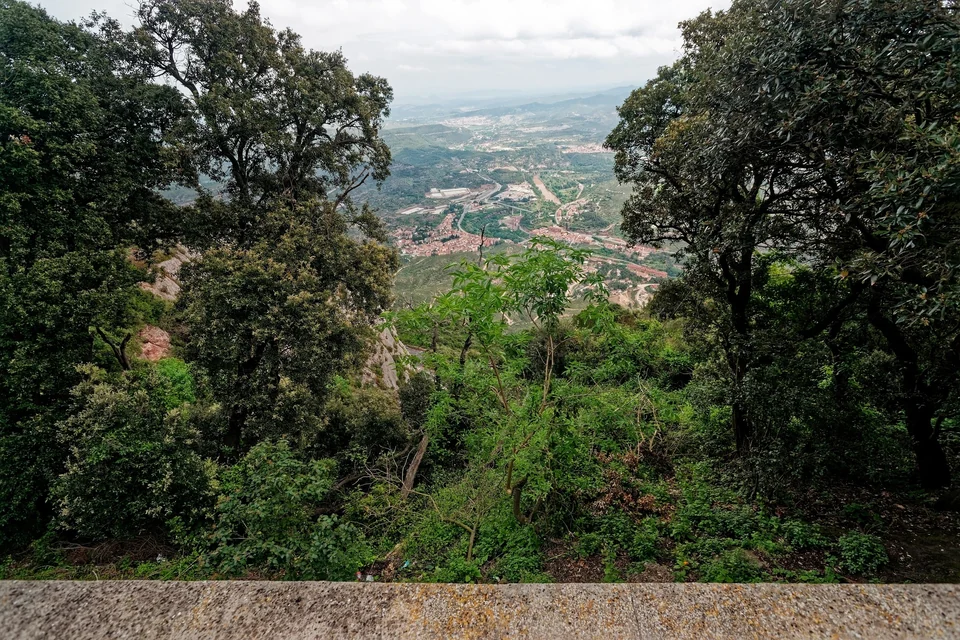 El monasterio de Santa Maria de Montserrat sobre los picos rocosos y dentados de Montserrat, Cataluña