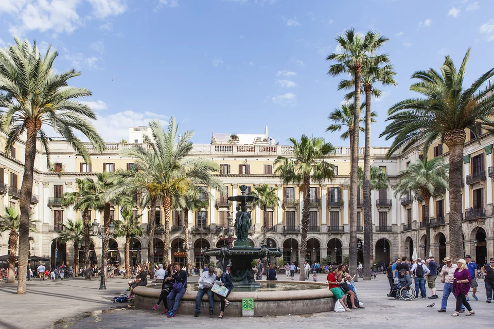 Edificios con soportales y palmeras alrededor de la plaça Reial, en el Barrio Gótico de Barcelona