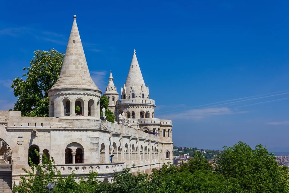 Weiße neuromanische Türmchen und Arkaden der Fischerbastei auf dem Burgberg in Budapest