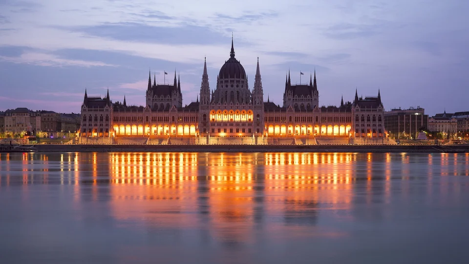 Das ungarische Parlamentsgebäude mit seinen neugotischen Türmen und der zentralen Kuppel an der Donau in Budapest