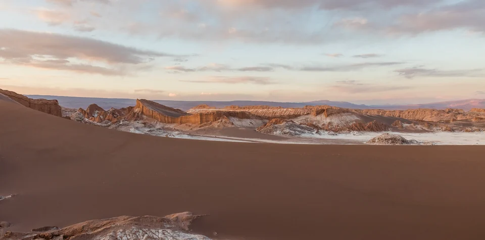 Die Große Düne und salzverkrustete Höhenzüge des Valle de la Luna bei San Pedro de Atacama in der Dämmerung
