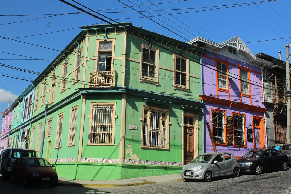 Brightly painted houses stacked on the hillsides of Valparaíso, Chile