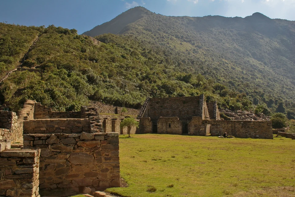 Steinterrassen und Ruinen von Choquequirao auf einem grünen Bergrücken über dem Apurímac-Canyon in Peru