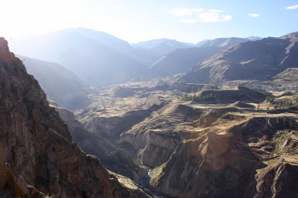 Laderas en terrazas y el río Colca muy abajo, bajo empinadas paredes de roca, en el valle del Colca, Perú