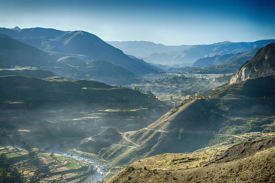 Luz de la mañana sobre el valle del Colca en terrazas, con el río y las carreteras sinuosas en el sur del Perú