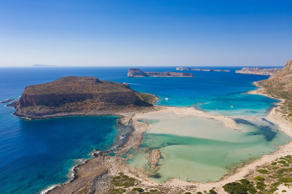 Luftaufnahme des Strandes von Balos und seiner türkisfarbenen Lagune an der Spitze der Halbinsel Gramvousa im Nordwesten Kretas