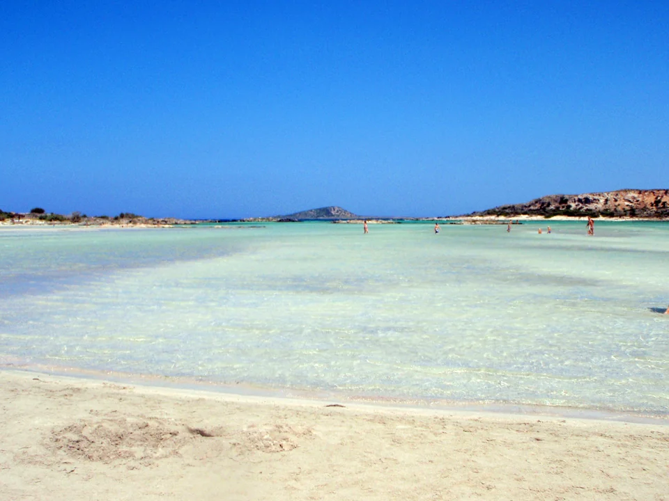 Flaches türkisfarbenes Wasser und heller Sand am Strand von Elafonissi im Südwesten Kretas
