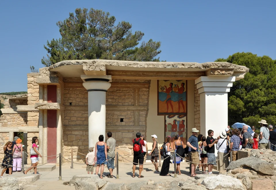 Rote Säulen und restaurierte Fresken am Südpropylon des minoischen Palasts von Knossos bei Heraklion