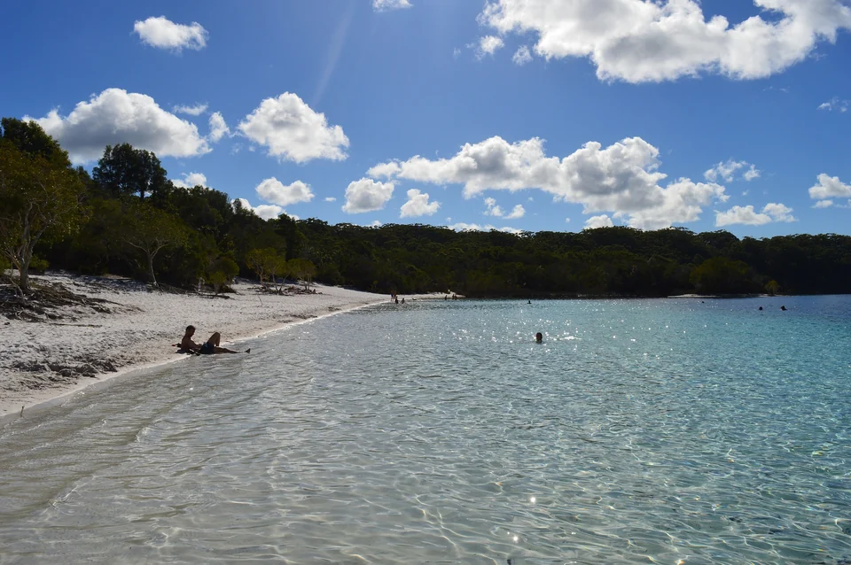 Clear shallow water and white sand beach at Lake McKenzie on K’gari (Fraser Island), Queensland