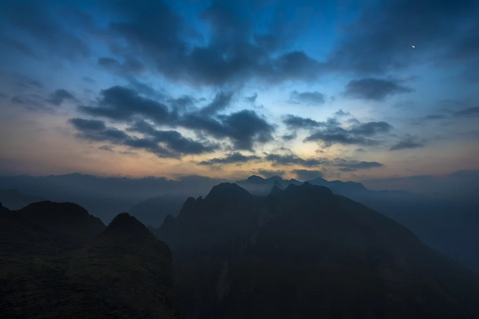 Gestaffelte Bergrücken des Karstplateaus von Dong Van in der Abenddämmerung nahe dem Ma-Pi-Leng-Pass in Ha Giang