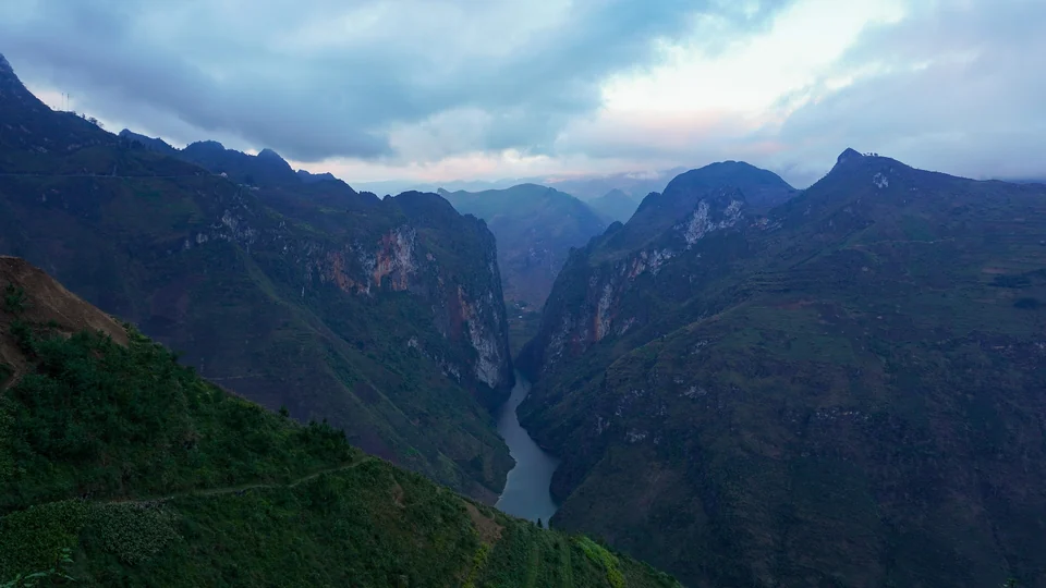 Der Nho Que River schlängelt sich durch die tiefe Tu-San-Schlucht, gesehen vom Ma-Pi-Leng-Pass in Ha Giang