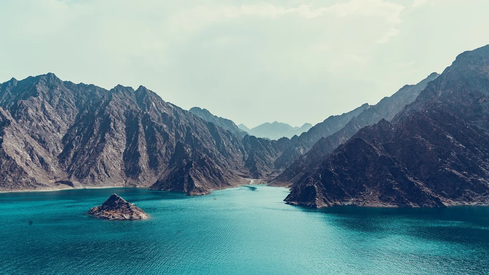 Das Hadschar-Gebirge erhebt sich rund um den Stausee des Hatta-Damms bei Hatta, Dubai, Vereinigte Arabische Emirate
