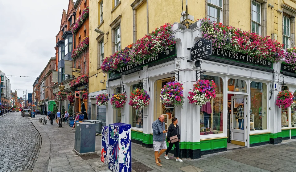 Pub fronts and crowds on cobbled Temple Bar Square in central Dublin