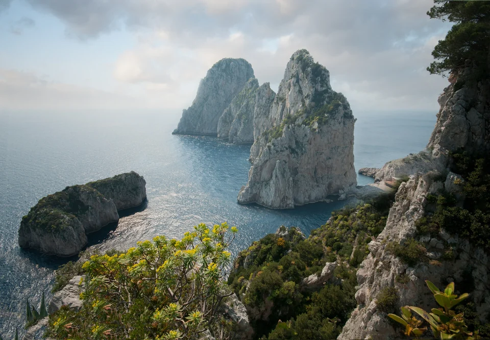 Les rochers des Faraglioni au large de Capri, en Italie, vus depuis les falaises de l’île au-dessus de la mer Tyrrhénienne
