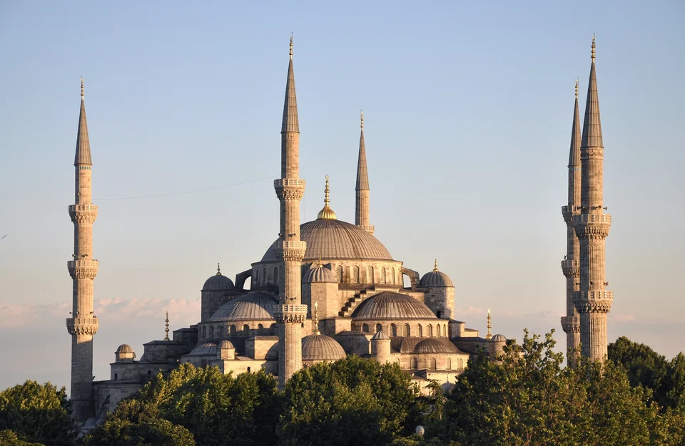 La Mosquée bleue, avec ses dômes en cascade et ses minarets élancés qui s'élèvent au-dessus de Sultanahmet, à Istanbul