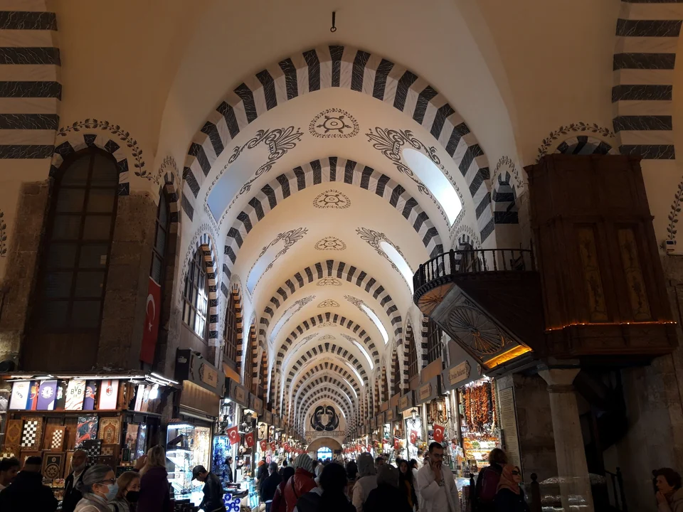 Passage voûté du Grand Bazar d'Istanbul bordé de boutiques de lampes et de céramiques