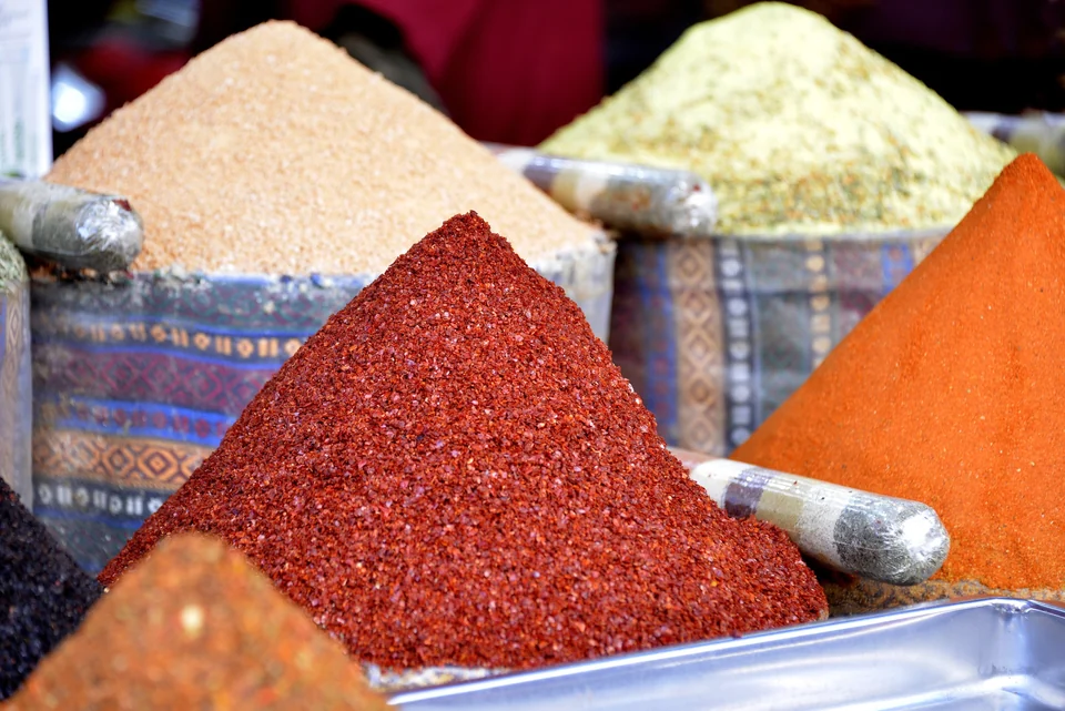 Épices moulues et paprika en monticules sur un étal du Bazar aux épices d'Istanbul