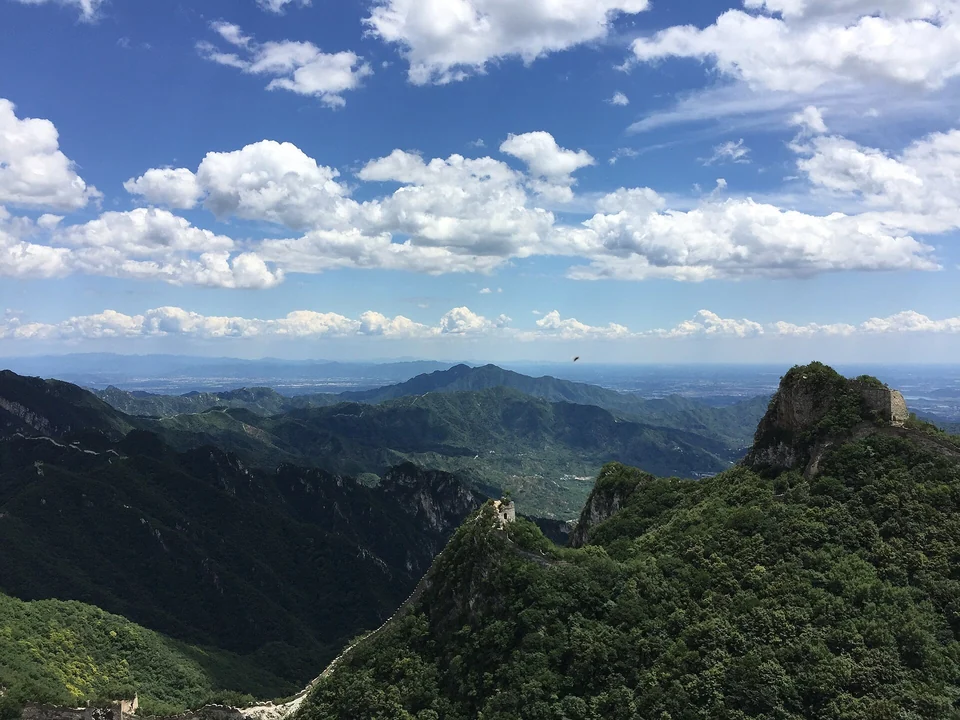 Die Große Mauer bei Jiankou windet sich über einen grünen Bergrücken nördlich von Peking, China