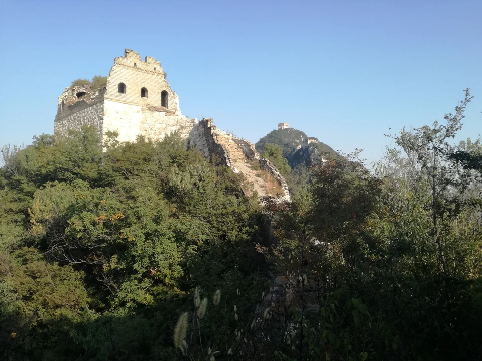 Ruinierter Backsteinturm und zerbrochener Mauerweg bei Jiankou auf der Großen Mauer von China