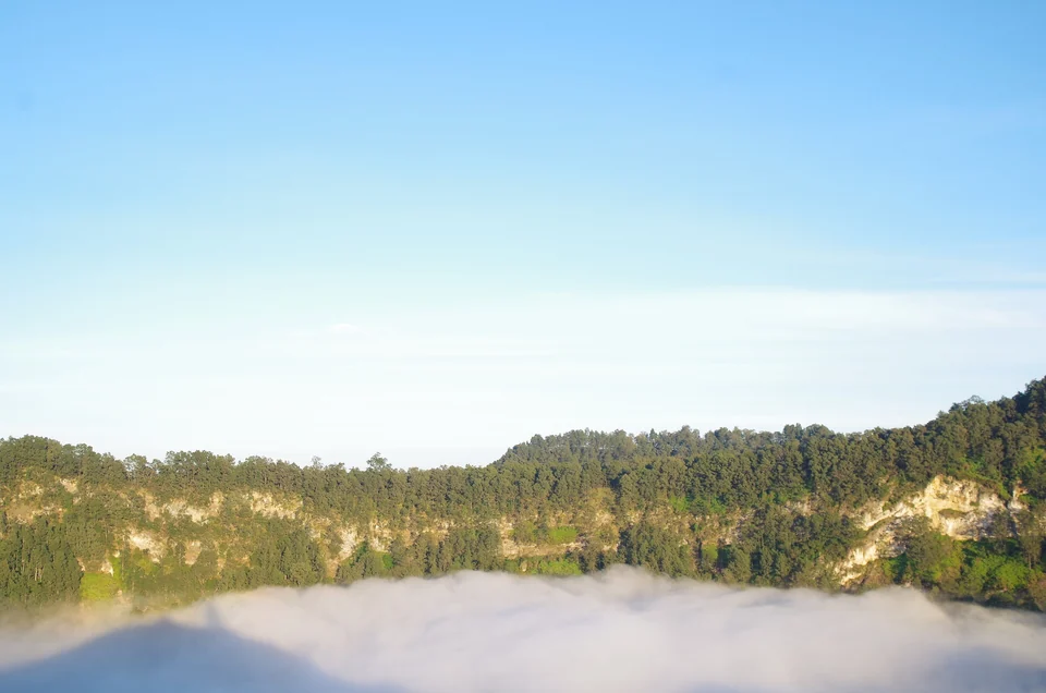 Nebel bedeckt einen der Kraterseen des Kelimutu im Nationalpark