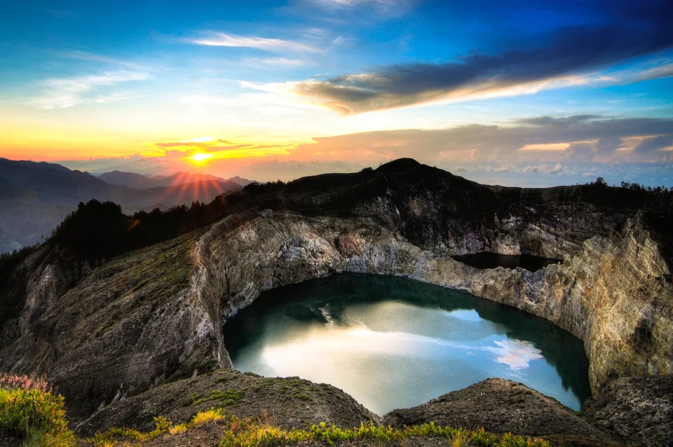 Die Kraterseen des Kelimutu vom Kraterrand bei Sonnenaufgang, Flores, Indonesien