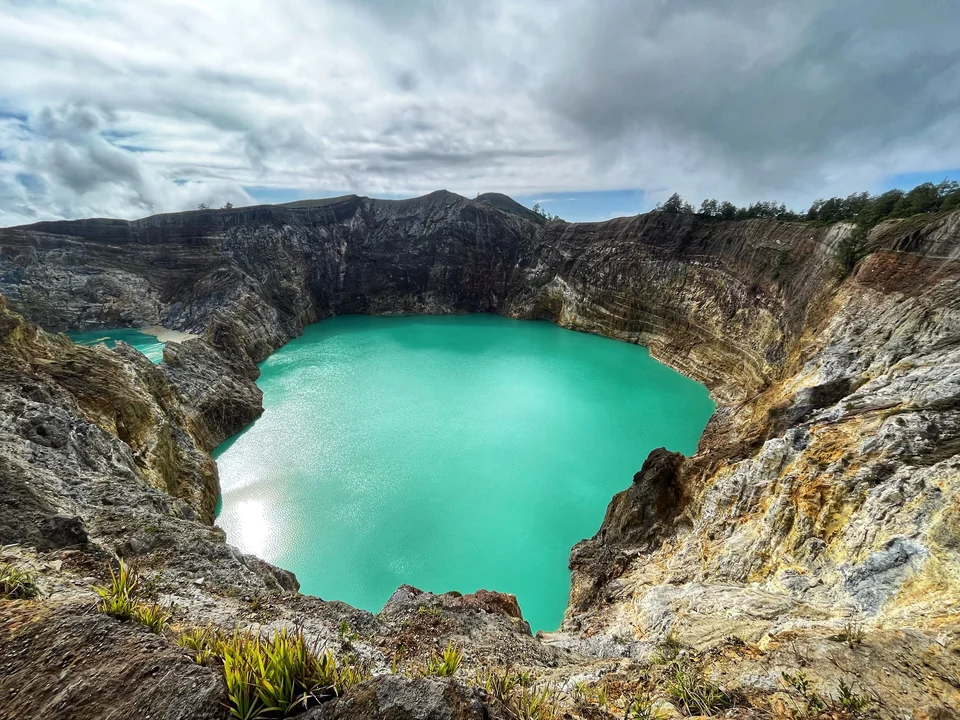 Tiwu Ata Polo, ein kleinerer Kratersee am Kelimutu, vom Kraterrand gesehen
