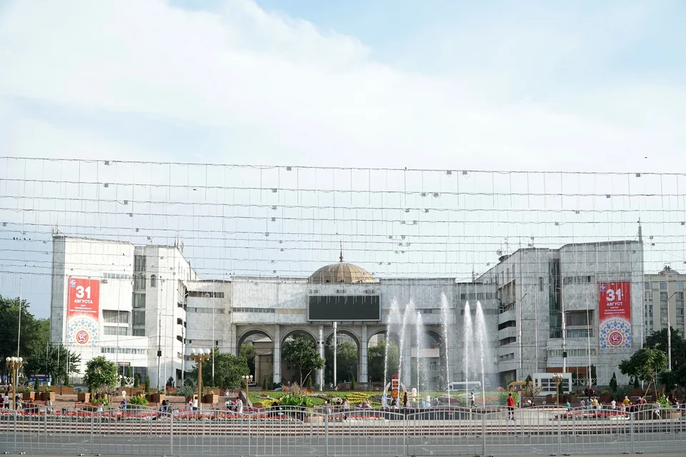 Der Ala-Too-Platz im Zentrum von Bischkek in Kirgisistan, mit dem Fahnenmast und den umliegenden Regierungsgebäuden
