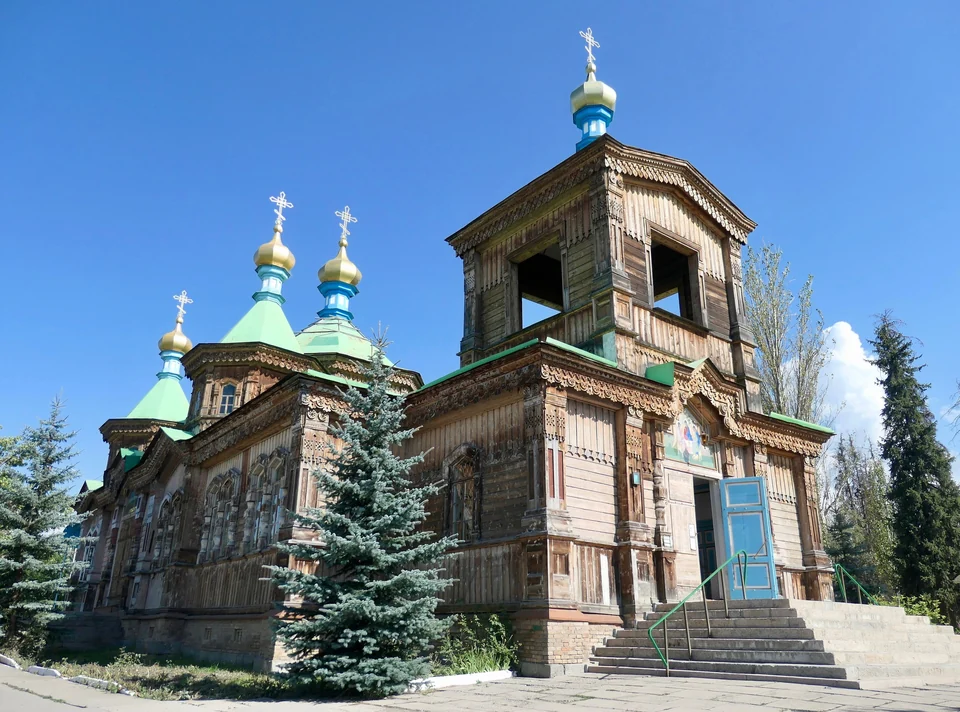 Die russisch-orthodoxe Dreifaltigkeitskathedrale in Karakol in Kirgisistan, eine Holzkirche mit grünen Kuppeln