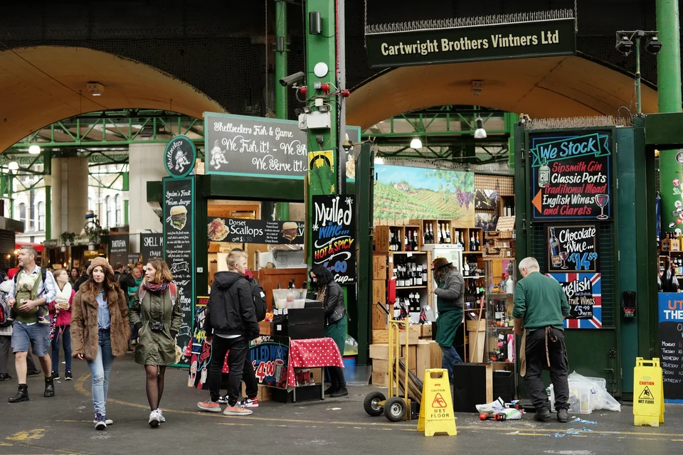Puestos y visitantes bajo los arcos del ferrocarril en el Borough Market, en Southwark
