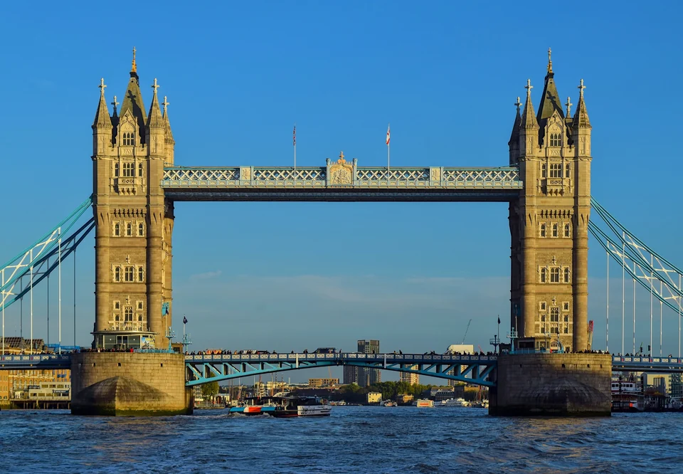 El Tower Bridge cruzando el río Támesis en Londres a la hora dorada