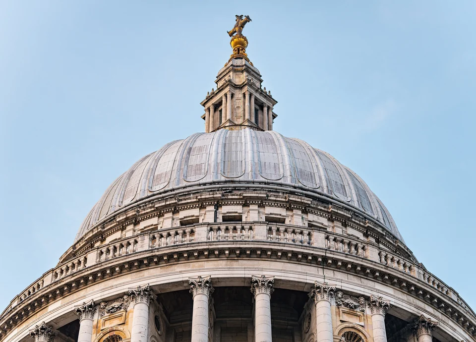 La gran cúpula de piedra de la catedral de St Paul contra un cielo azul