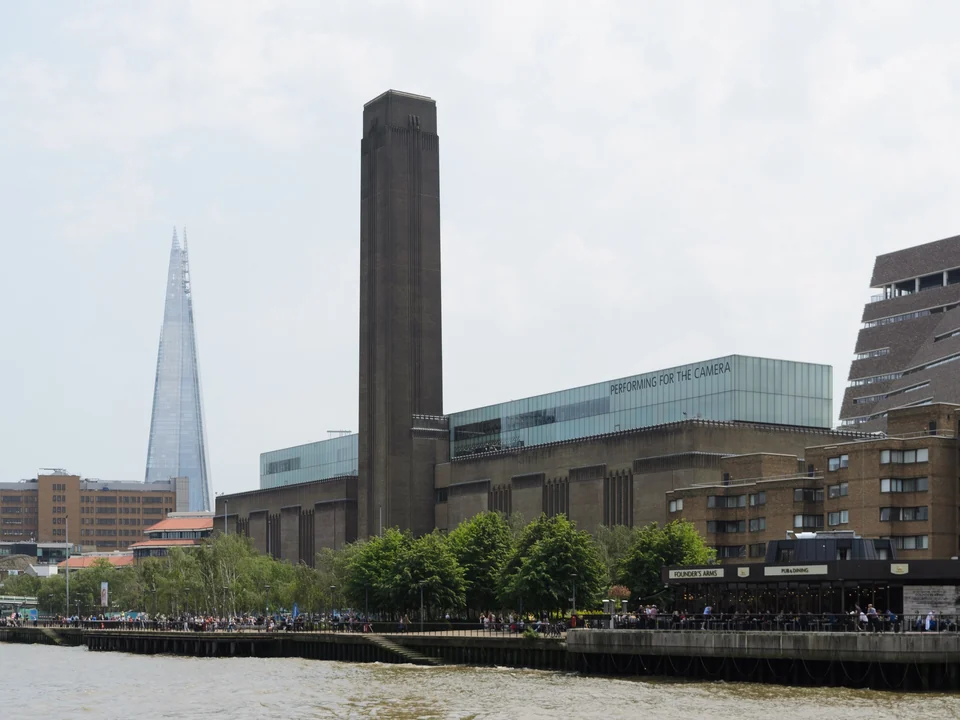 La chimenea de ladrillo de la Tate Modern y el edificio de la antigua central eléctrica junto al Támesis