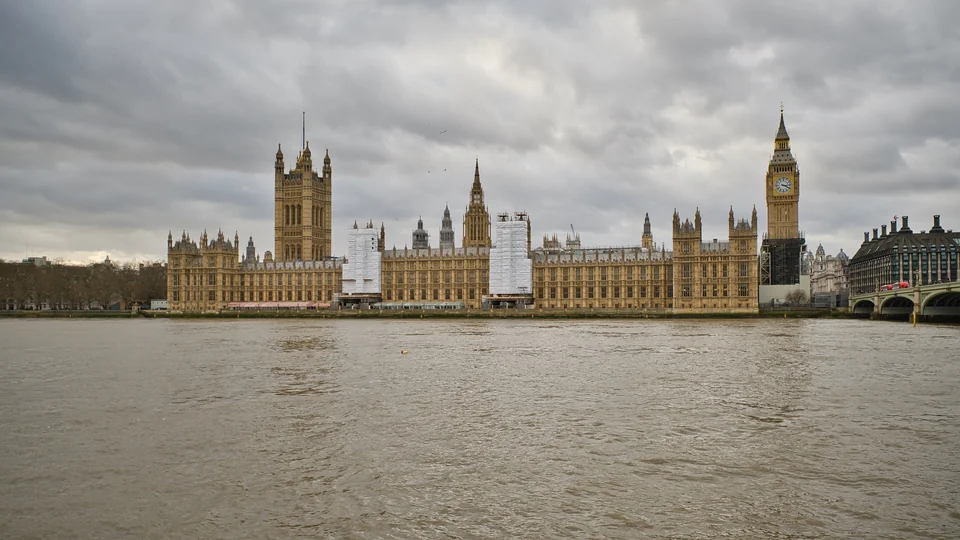 El Palacio de Westminster y la Elizabeth Tower junto al Támesis