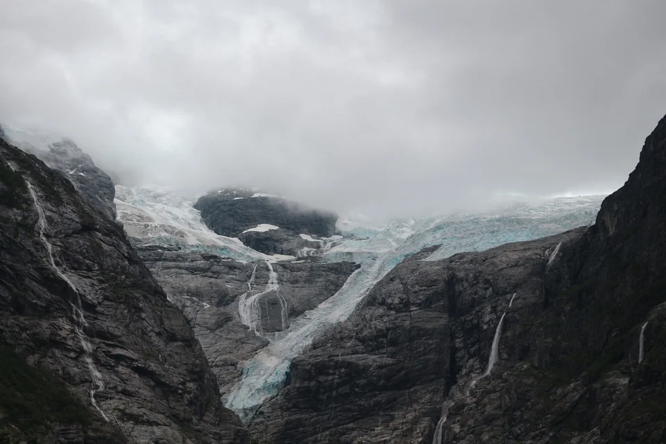 La lengua del glaciar Kjenndalsbreen sobre un valle rocoso de agua de deshielo en Kjenndalen, Stryn