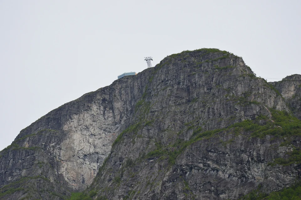 Cabina del teleférico elevándose sobre Loen y el Nordfjord hacia la cima del monte Hoven