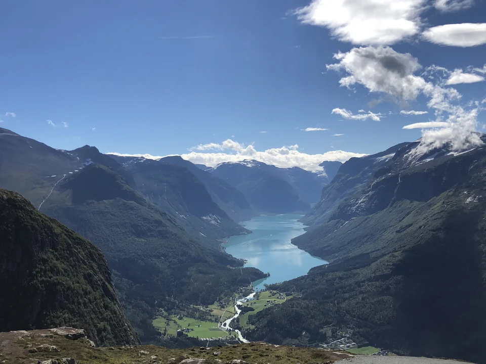 El largo lago turquesa de Lovatnet entre empinadas montañas verdes cerca de Loen, Noruega, visto desde el monte Hoven