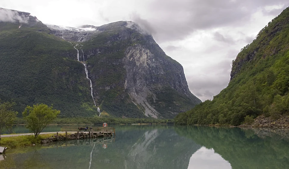 La cascada Ramnefjellsfossen cayendo por el monte Ramnefjellet sobre Lovatnet, en Kjenndalen