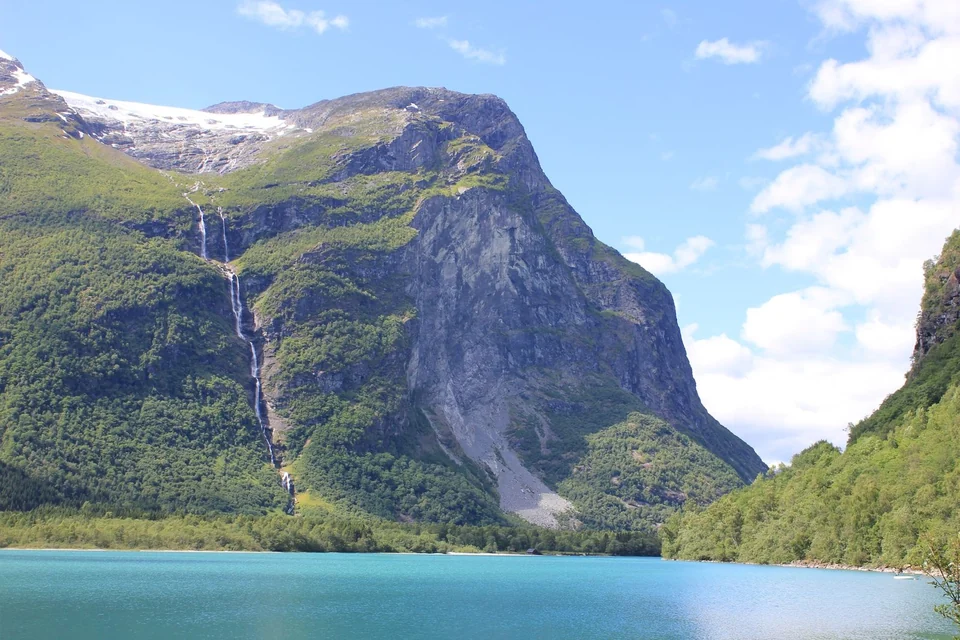 Pálida cicatriz de un desprendimiento en la empinada ladera sobre Lovatnet, cerca de Loen